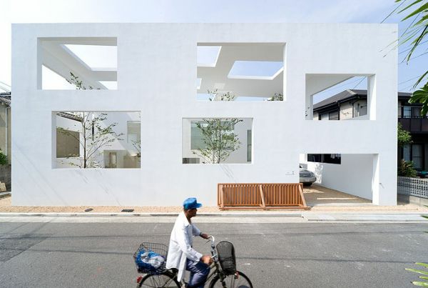 moderna ideja za minimalističku arhitekturu - čovjek s biciklom