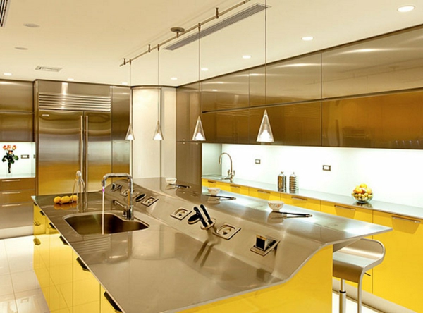 cuisine moderne-en-jaune-très belle île de cuisine