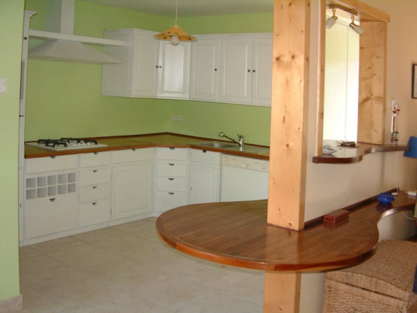 цветова схема за кухнята - бели шкафове зелени стени дървени съставки