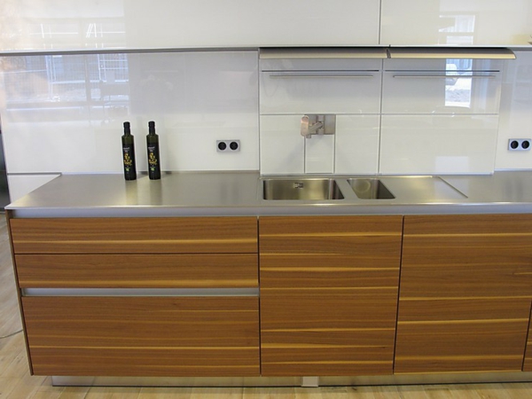 модерен кухненски дизайн - бели шкафове и дървени шкафове