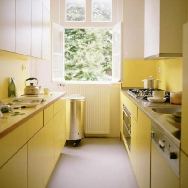 moderna - malo žuta kuhinja - s prozorom