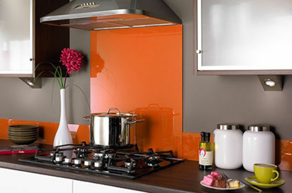 Moderni-puna-keittiön seinän väri