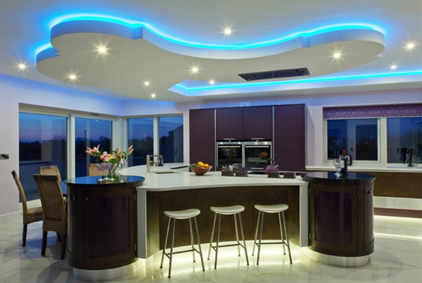 الحديثة تصميم غرفة المطبخ سقف الأنوار باللون الأزرق