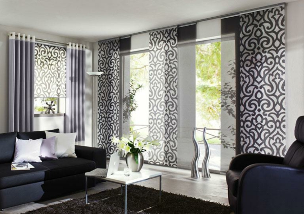 现代化的客厅白色和黑色滑动窗帘