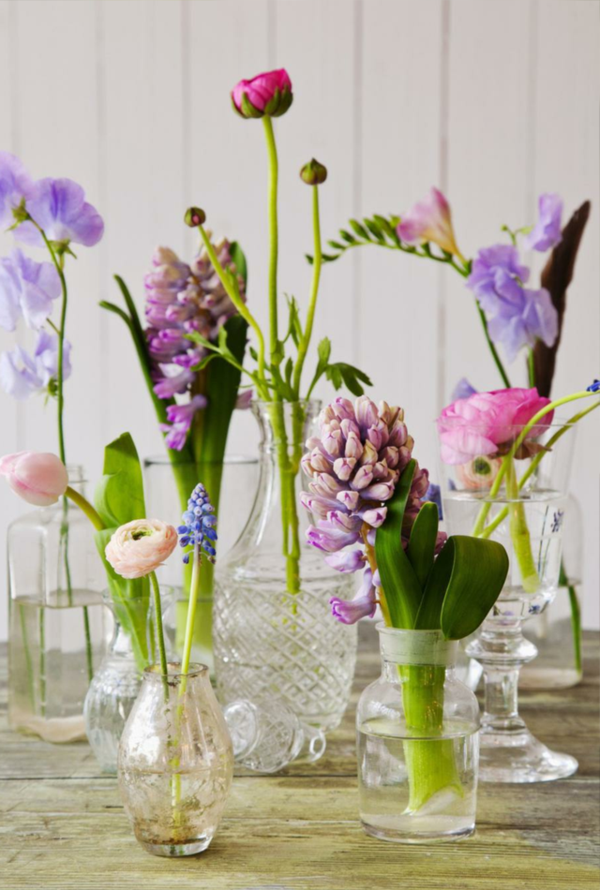 moderni-kesä-pöydän koristelu-kukilla-violetti ja ruusuinen vivahteilla