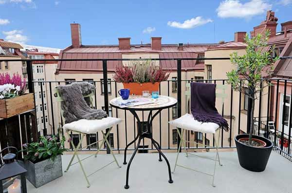 terrasse moderne avec des serviettes et des plantes colorées