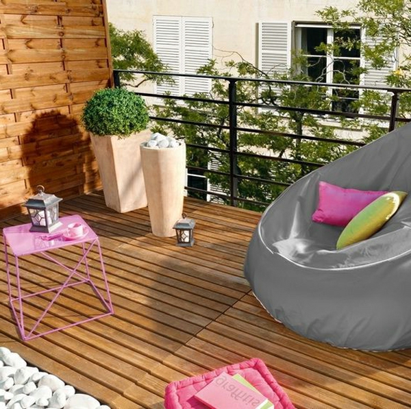 модерна тераса-дизайн - изработена от дървено фотьойл с възглавница за хвърляне