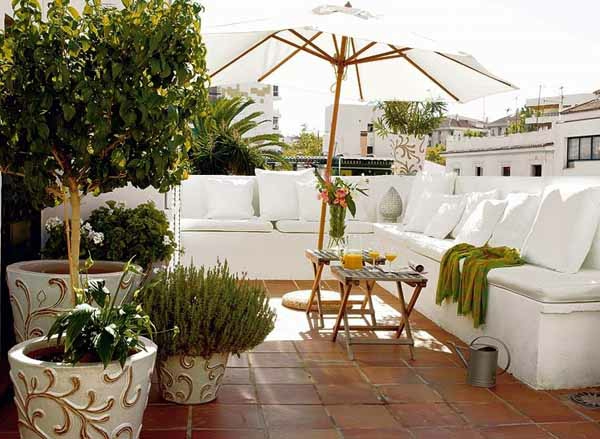 Terrasse design avec un canapé blanc