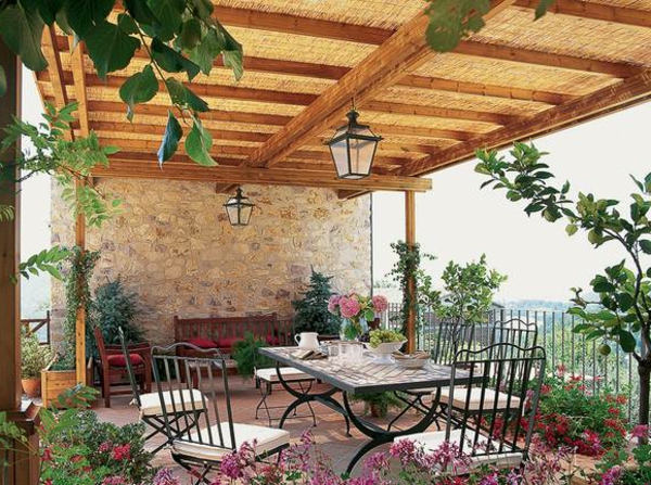 Conception de balcon avec des plantes vertes et plafond en bois