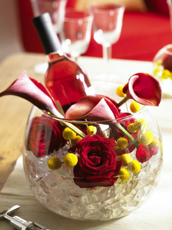 Botella de vino moderna y elegante de la decoración de la tabla del verano y rosas en una taza esférica