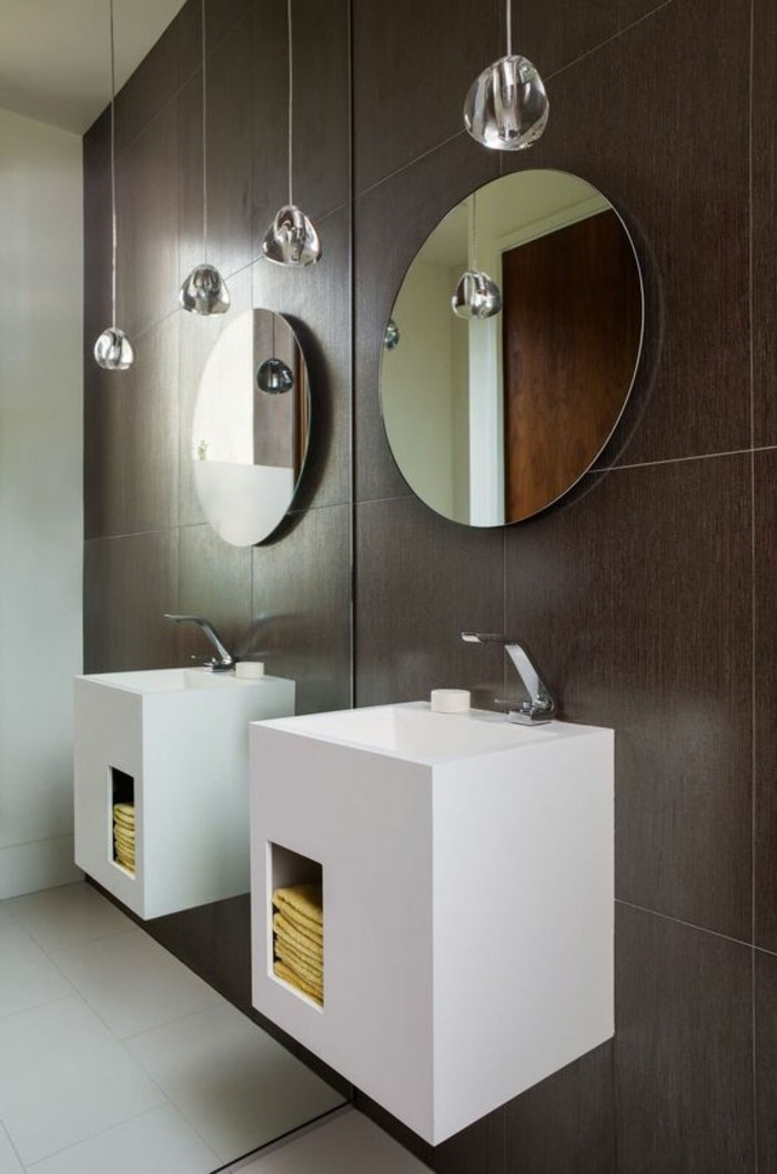 Moderne-i-lijepe-pranje tabletops i dva okrugla ogledalo-smeđe-zid