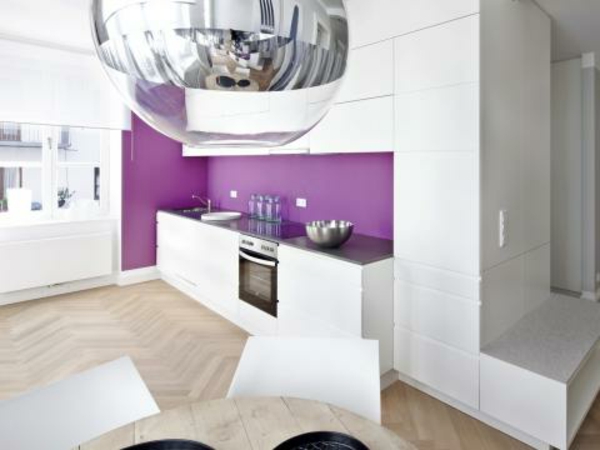 fehér szekrények és lila fal egy modern konyhában