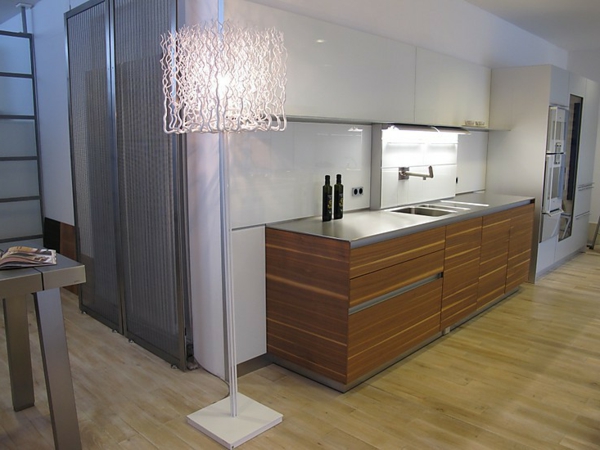 moderni zidni paneli za kuhinju - elegantna podna svjetiljka