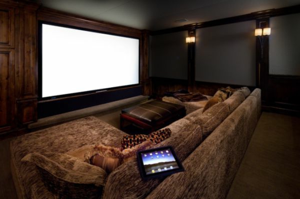 Apartamento moderno con home cinema pantalla grande