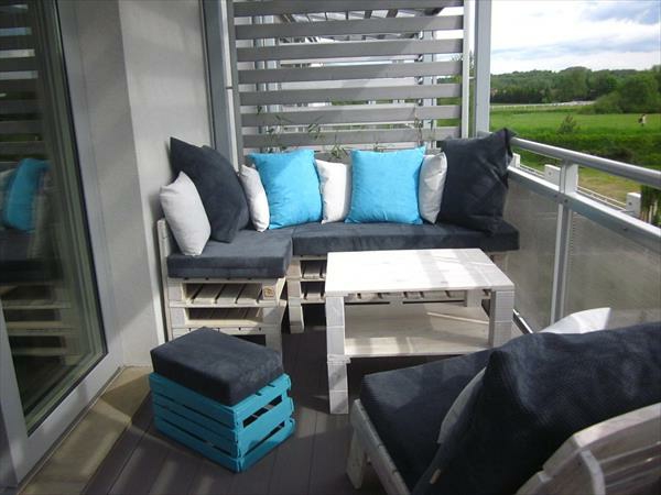 moderna-balkon-s-kutu sjedala i jastuka