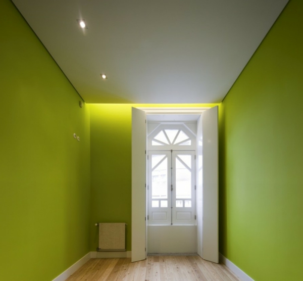 Модерен коридор със стена с зелена тонове декорация на стена в зелено