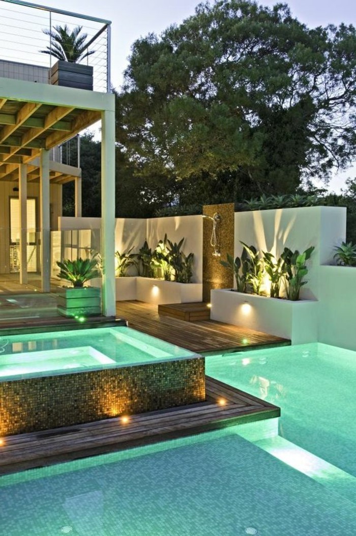 Модерна градина с басейни и осветление