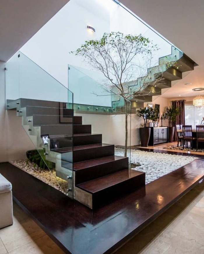 Lépcső modern kialakítású kavicsos és fa megjelenésű