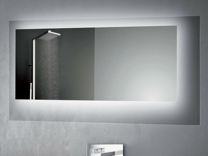 modern tükör-with-led-világítás, elegáns fürdőszoba belseje