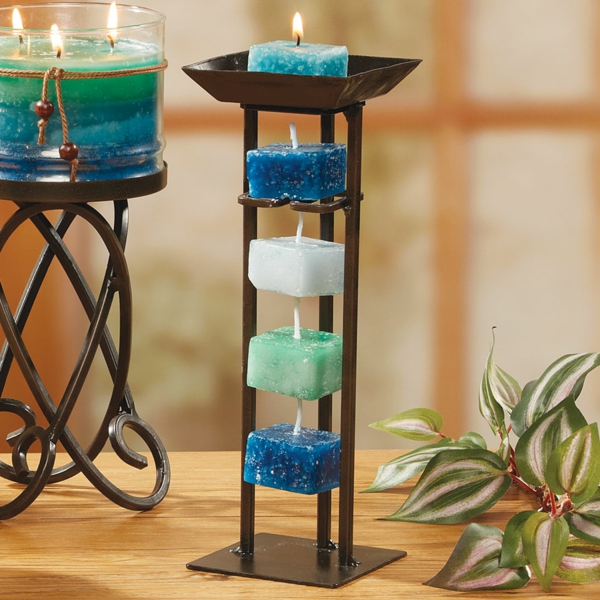 pequeñas velas en azul blanco y turquesa con candelabros interesantes