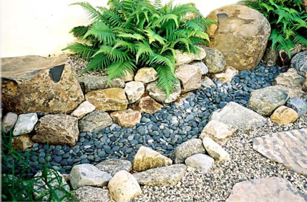 الصخور الحديثة حديقة في الطريقة اليابانية