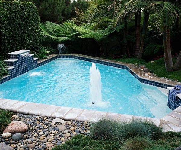 σύγχρονη πισίνα-by-the-κήπο