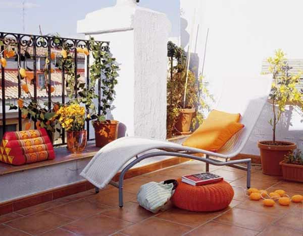 модерна тераса с екстравагантен шезлонг и елементи в оранжево