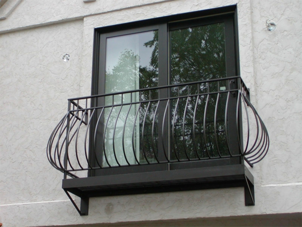 moderna barandilla por un balcón de acero