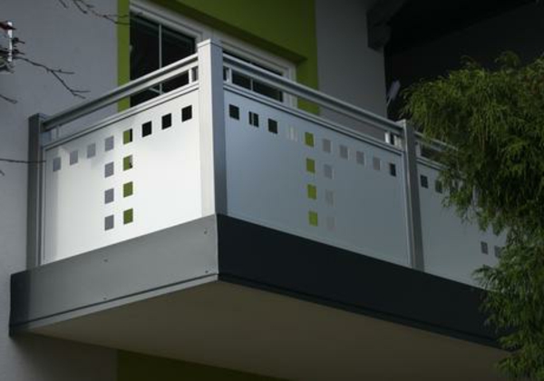 moderna ograda po jednu balkon