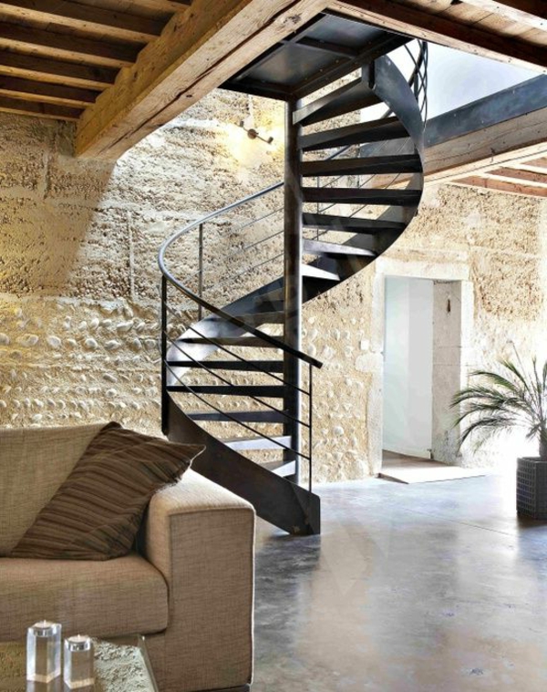 moderna casa-con-una-escalera de caracol de metal