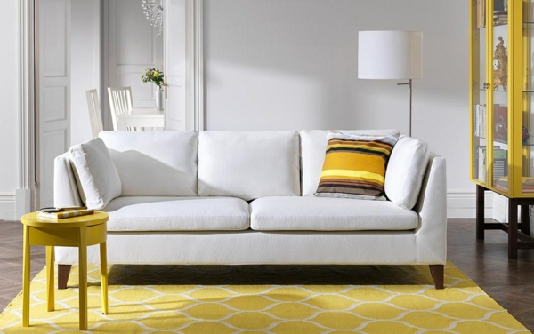 модерен хол-с-килим-в-жълто-бял диван