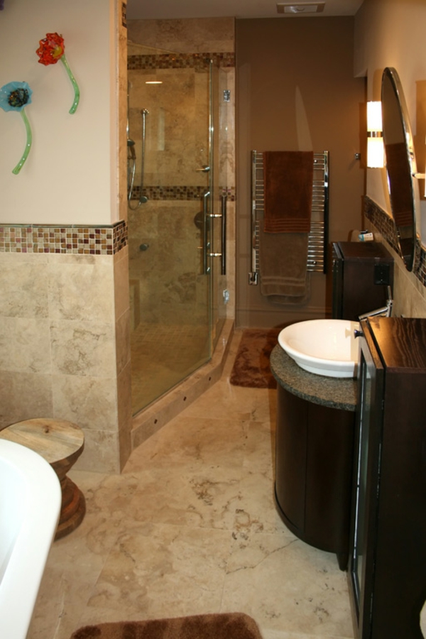 सजावट और सुंदर टाइल के साथ आधुनिक बाथरूम डिजाइन