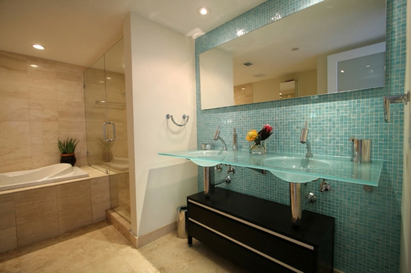 baño moderno con azulejos combinados - marrón y azul