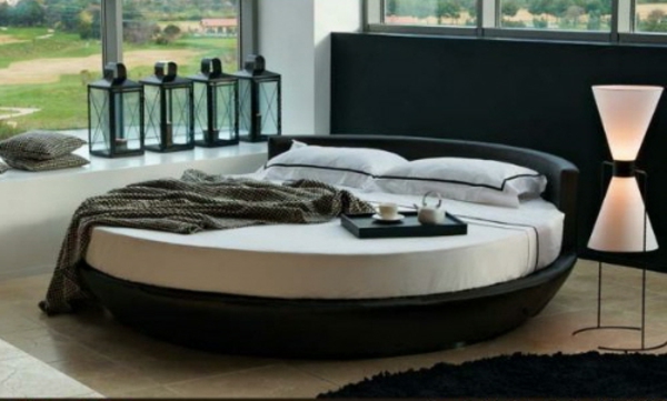 Modern ágy-with-kör alakban üvegfalak