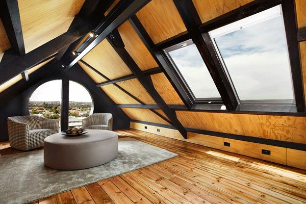 moderna penthouse-s-drveni pod-crno-smeđa
