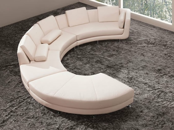 modern félkör alakú kanapé és fehér