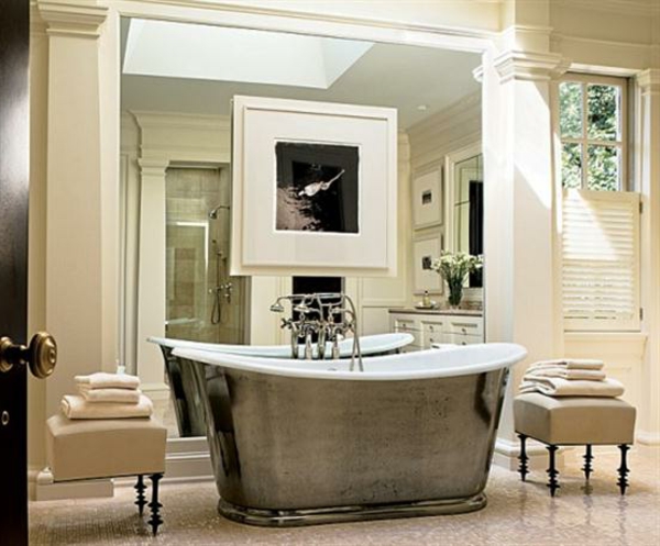 حوض استحمام حديث ذو مظهر كلاسيكي مع كرسيان على الجانبين