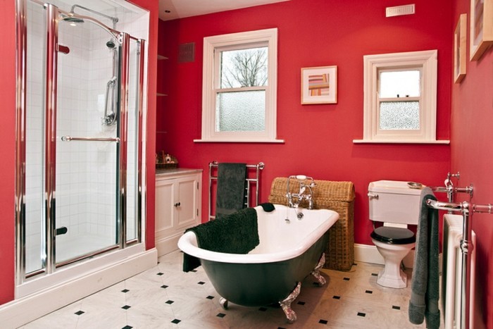 moderna-malih kupaonica-u-crvenom make-samostojeća kupelji