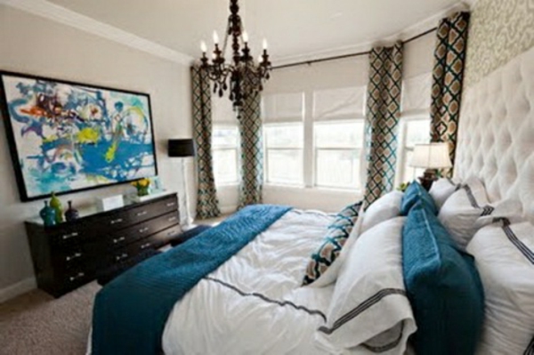 moderna spavaća soba s originalnim namještajem i veliki krevet s mnogo jastuka