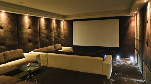 moderna kauča u kući - kino - ugodna atmosfera - elegantna rasvjeta