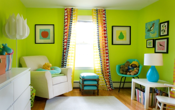 غرفة معيشة عصرية ، ألوان حائط ، اتجاهات خضراء - كرسي بذراعين أبيض