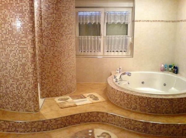 mozaik minta modern fürdőszoba kerek káddal