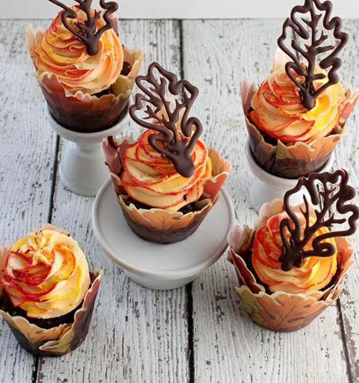 narancs krémmel és csokoládé levelekkel ellátott muffinok
