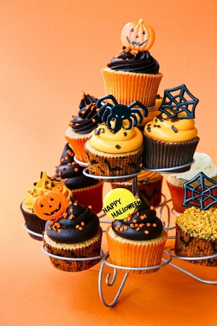 muffin-mázolás-halloween cupcake piramis