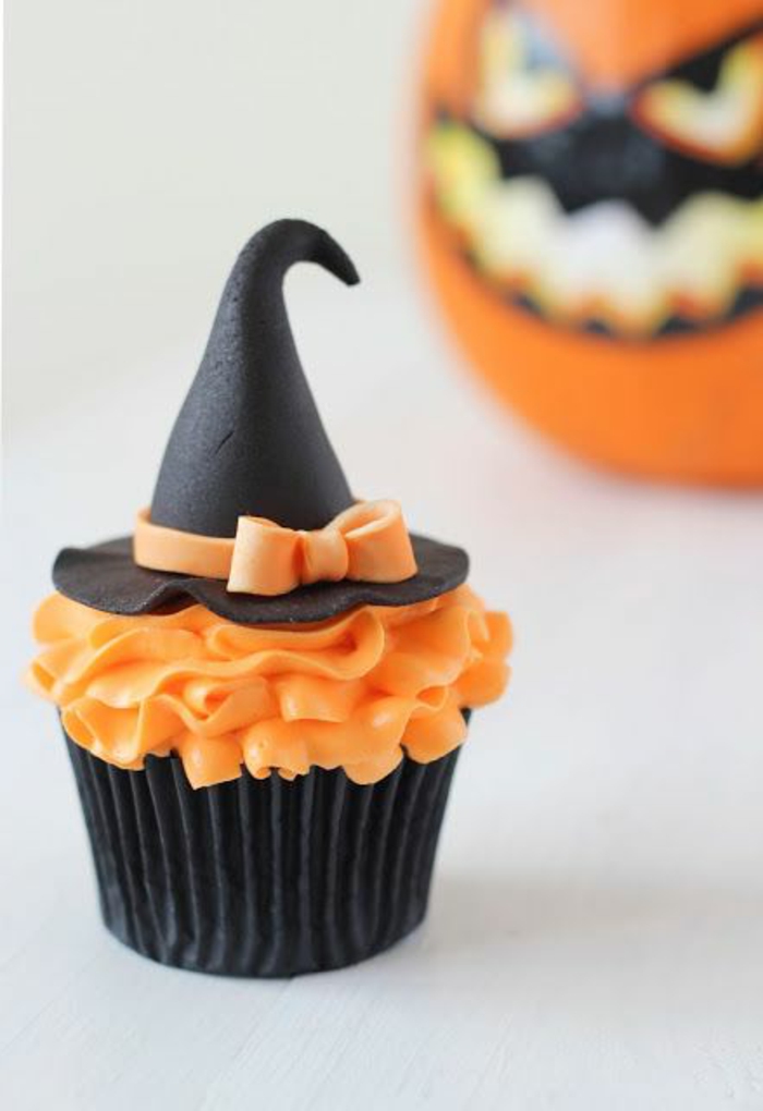 halowwen-deko - sombrero negro de bruja fondant con lazo naranja