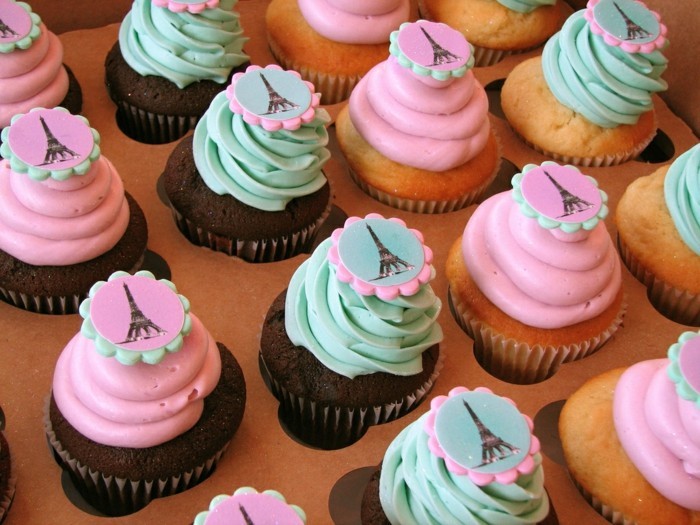 muffinsseja-koristelu ideoita-yllätys-matka-to-paris-cupcake deco