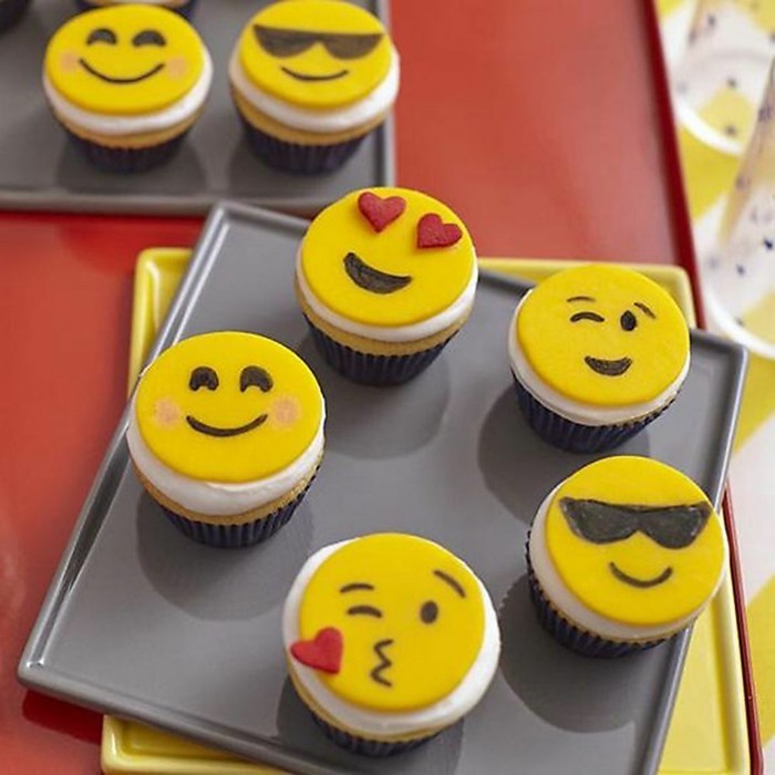 muffinsseja-koristelu-ideoita-emoji-muffinsseja