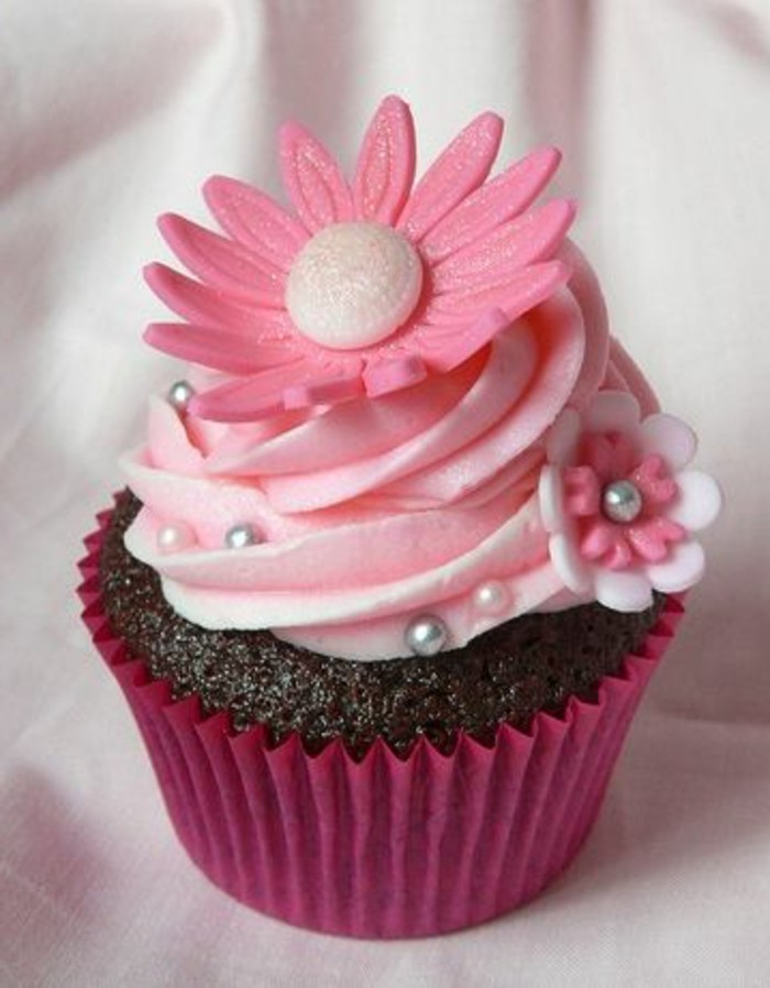 muffins-διακόσμηση-ιδέες-ροζ-κρεμ-και-φοντάν ειδώλια