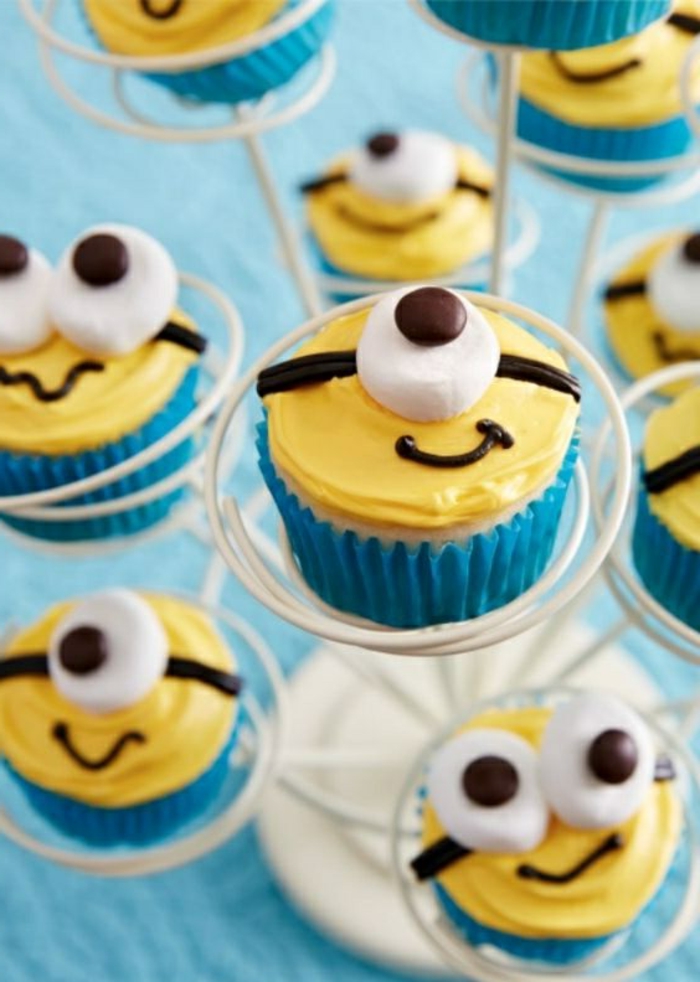 decorar cupcakes como minion - crema amarilla, ojos hechos de dulces
