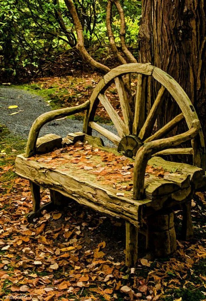 тайнствен-приказна дървена пейка градина по най-есенни листа